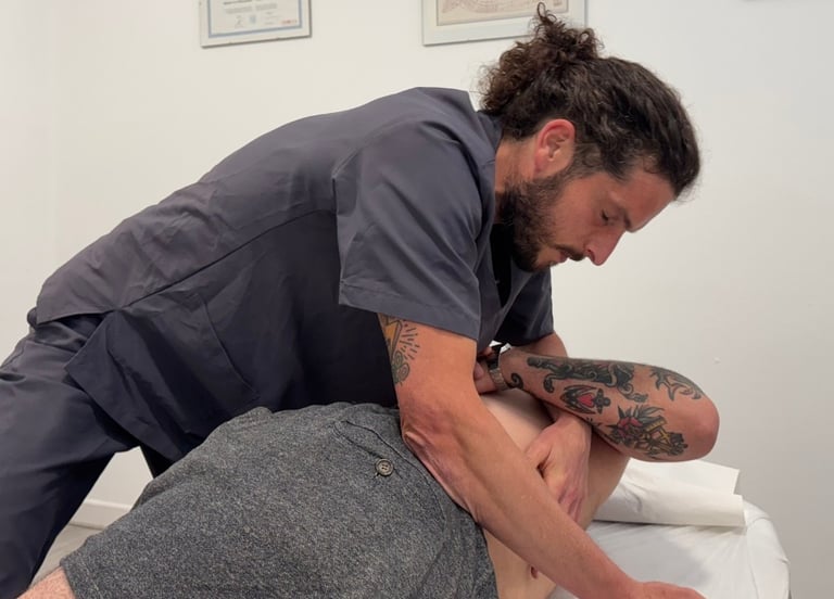 Aurelio_aplicando_estiramientos_a_paciente