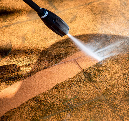 Professional pressure washing for interlocking brick and concrete driveways in GTA