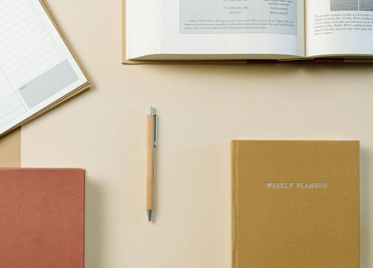 Boeken en een pen dat plannen en opleidingen representeren