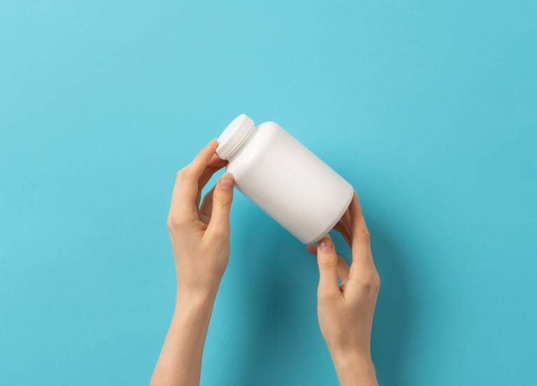 Una persona sosteniendo un bote de capsulas en sus manos