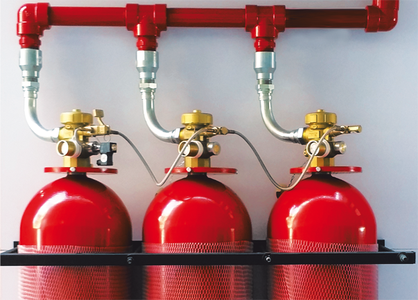 يعمل على إطلاق CO2 لإخماد الحرائق بسرعة دون ترك أي بقايا. مثالي للغرف الكهربائية