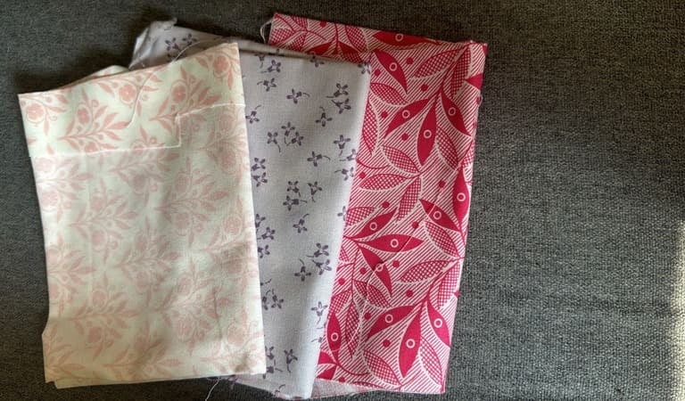 Tres piezas dobladas de tela de algodón con estampados florales y diseños variados