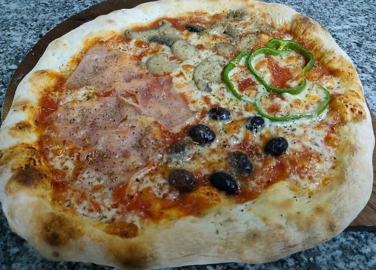 Pizza artesanal assada no forno, disponível no menu do nosso restaurante em Vila do Maio.