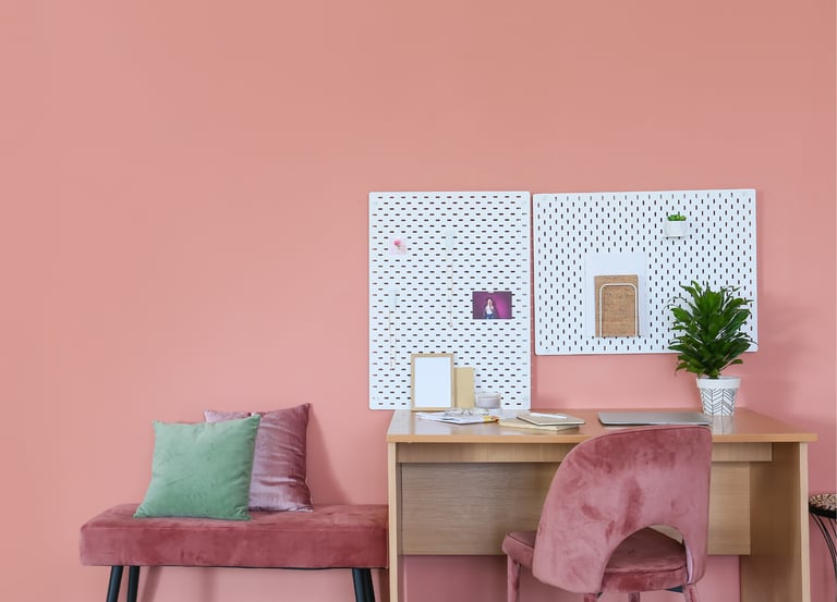 bureau rangé, organisé, épuré, aux couleurs douces