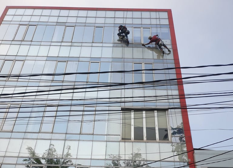 Pembersihan Kaca Gedung
