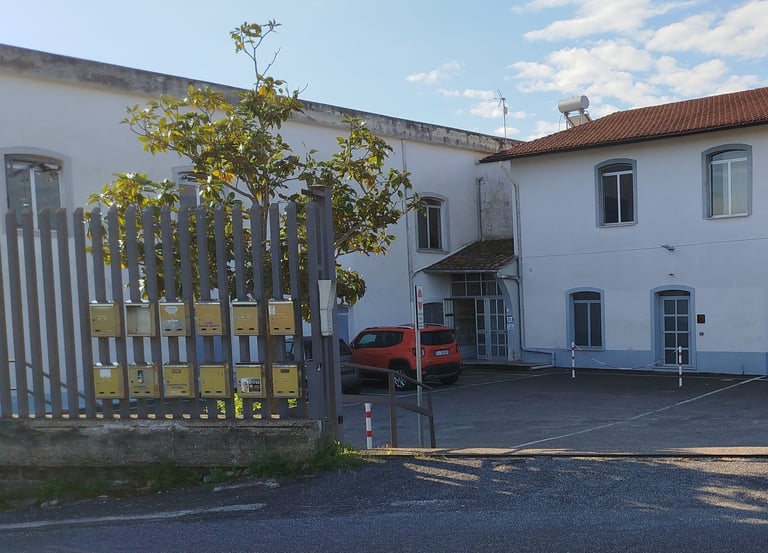 Ingresso indipendente proprietà in vendita: edificio con piazzale e comodità posti auto di proprietà
