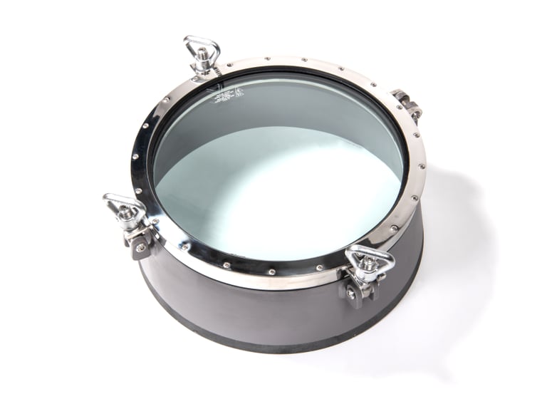 Un hublot de bateau à souder