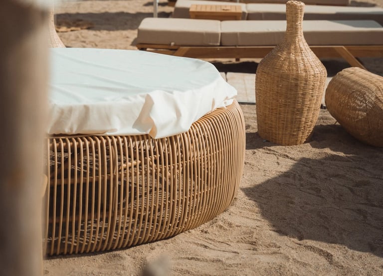 Lit rond confortable sur la plage privée de Playa Amor à Leucate, parfait pour se détendre face à la
