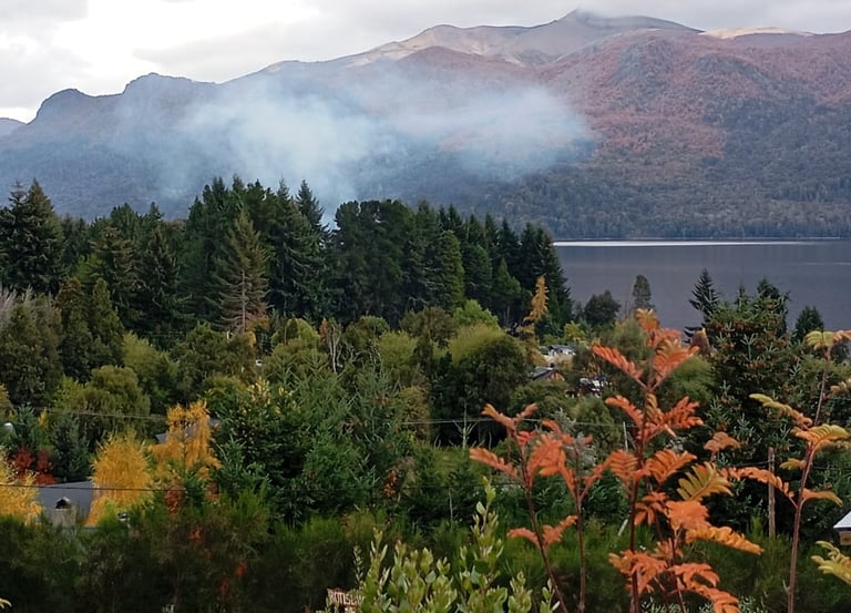 Vista Panoramica al Lago Traful, cordón montañoso desde Cabaña Los Maitenes