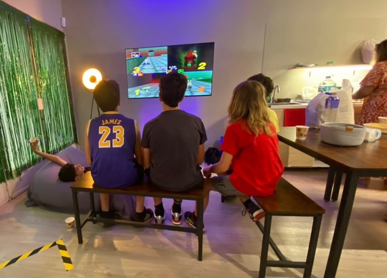 Niños juegan en consola retro en un cumpleaños en VRINKA