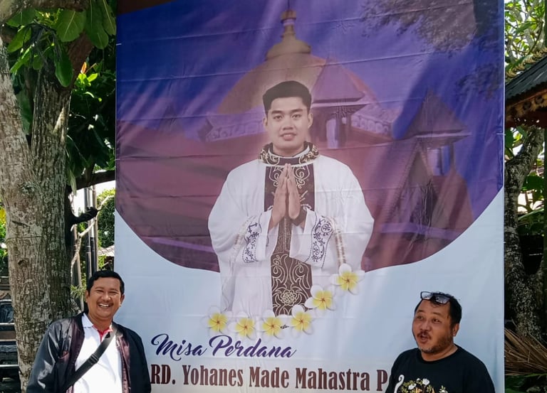 pemasangan spanduk persiapan misa perdana RD Made Yohan Mahastra