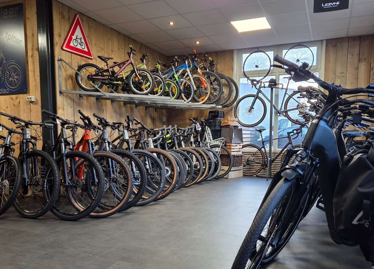 Fietsen in de showroom van Otto’s Tweewielershop.