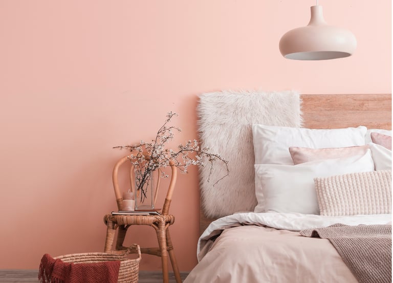 chambre rangée, organisée, épurée, aux couleurs douces