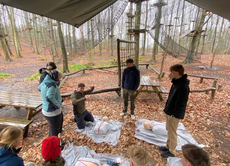 Instruktøren viser i praksis kursister hvordan man giver hjertelungeredning på et førstehjælpskursus