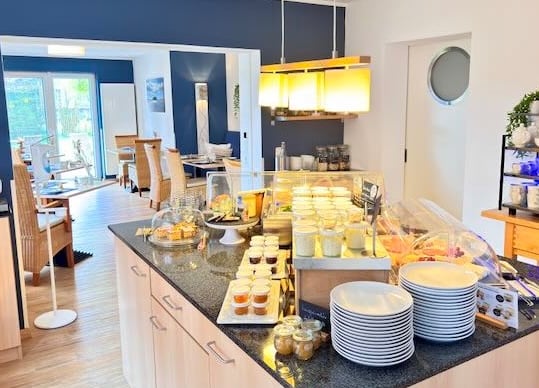 Hotel DunenNest - Ansicht vom Frühstücksraum und Büffet