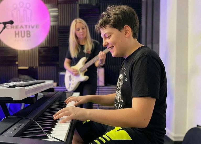 Bambino Adolescente a Lezione di Gruppo di Pianoforte e Tastiere Moderne