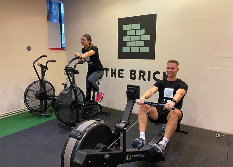 férfi concept2 és assault bike airbike segítségével edzenek az edzőteremben
