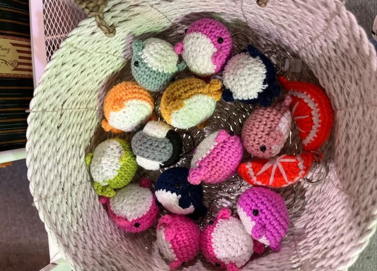 Llaveros de amigurumis de crochet de forma de ballena en canasta