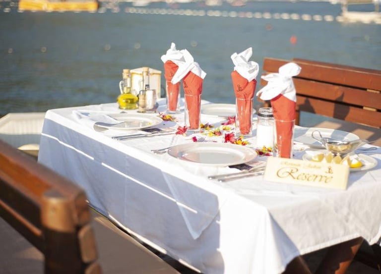 restoran Budva set up table with reservation tag