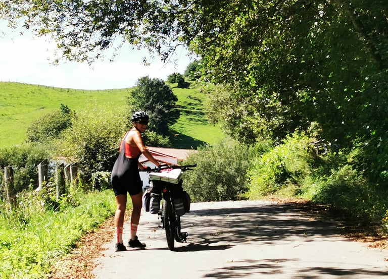 femme à vélo bikepacking sud france