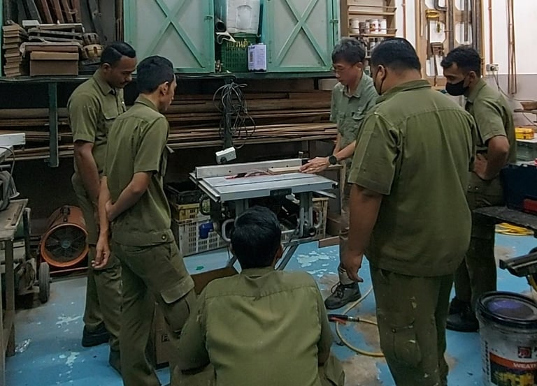 Table saw safety handling method