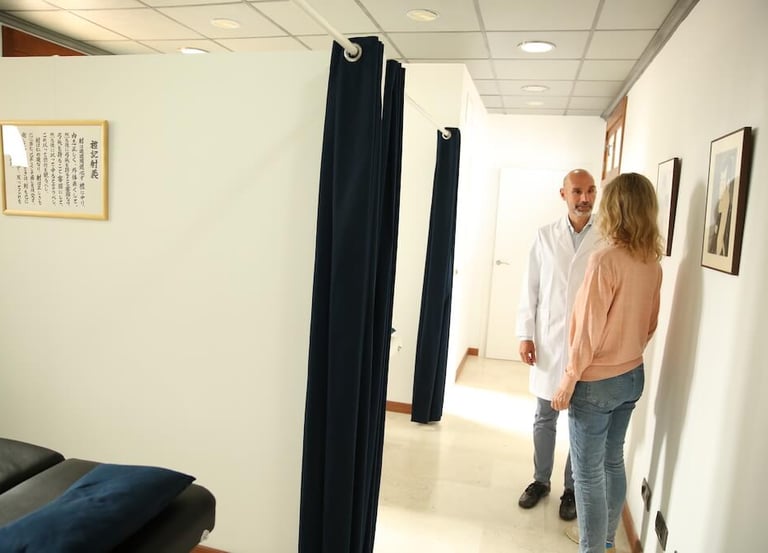 acupuntor hablando un paciente