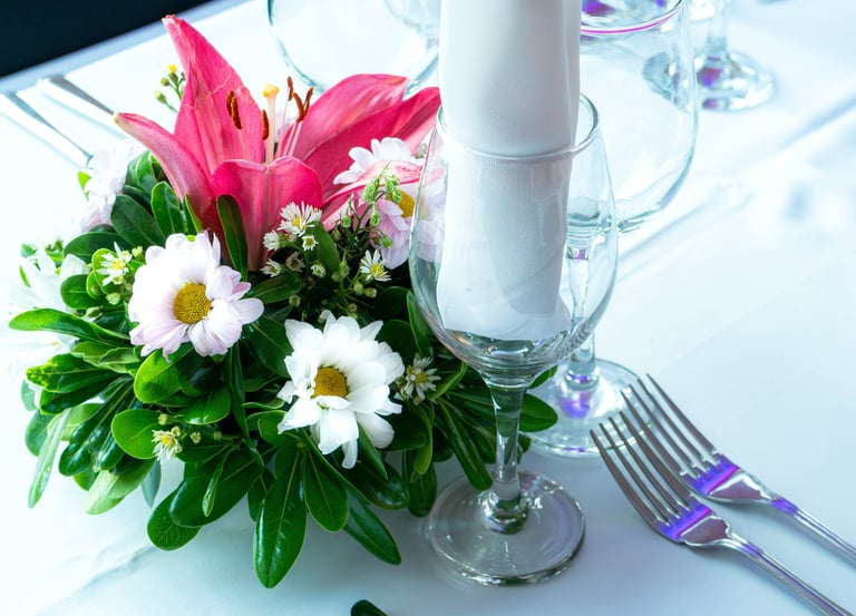 Mesa de evento con arreglos florales