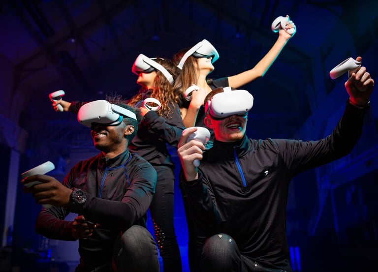 Cuatro jovenes posan con gafas de realidad virtual