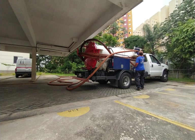 desentupimento com caminhão combinado de hidrojateamento e sucção