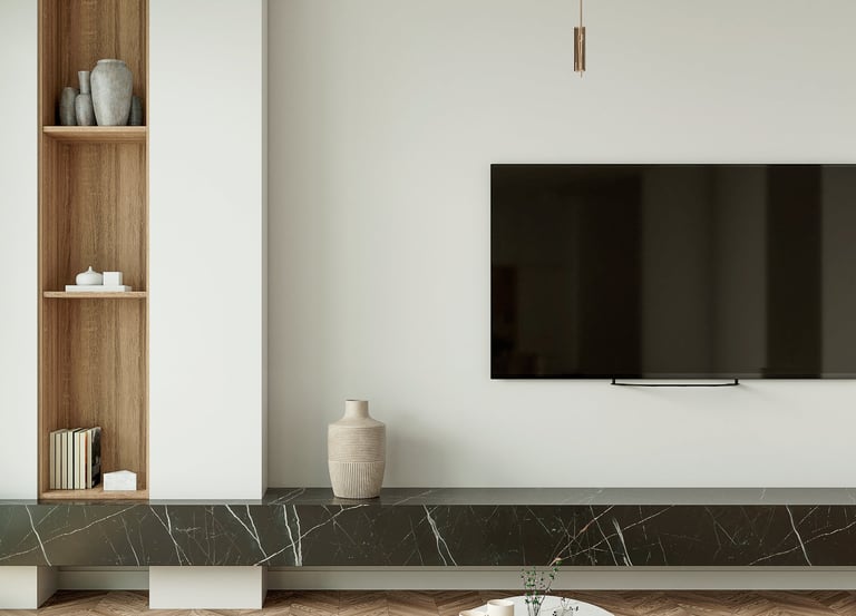 Un salon avec une télévision et une grande télévision
