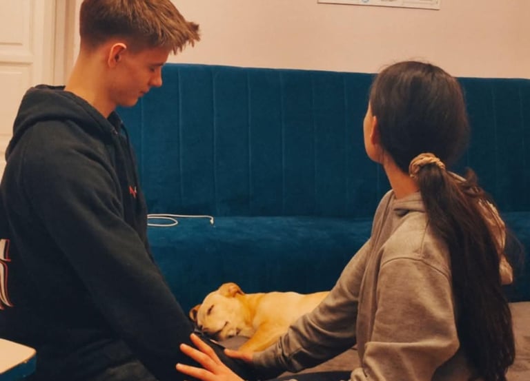 Kobieta wykonująca test mięsniowy mężczyźnie