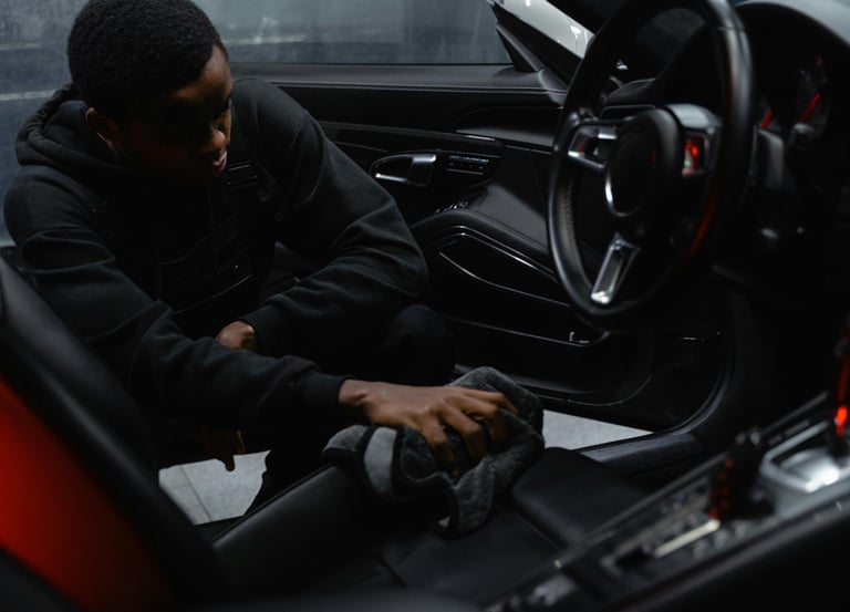 Homme nettoyant voiture siège