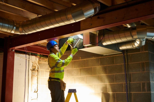 Tekniker servar FTX-ventilation aggregat