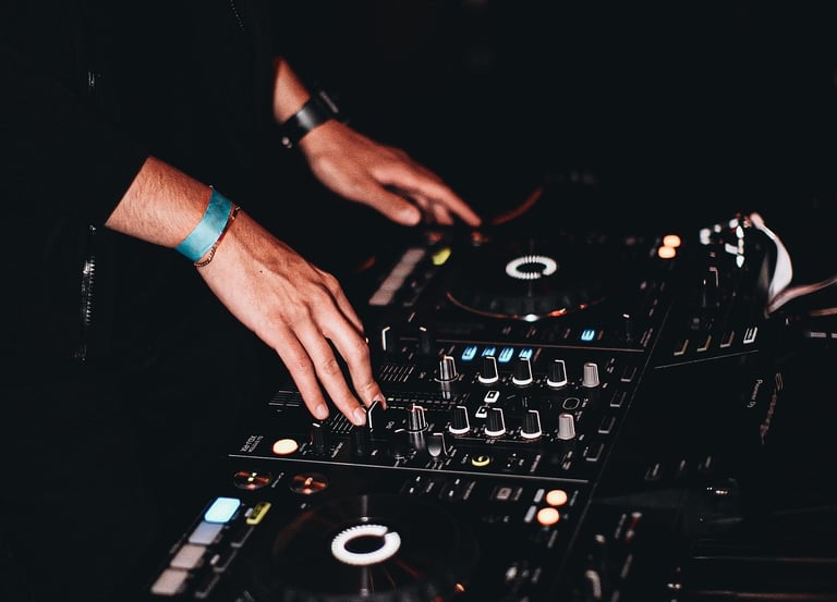 un homme et un contrôleur