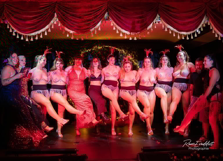 Cabaret, cols plumes, paillettes, talons strass, danseuse, showgirl, éventails, burlesque