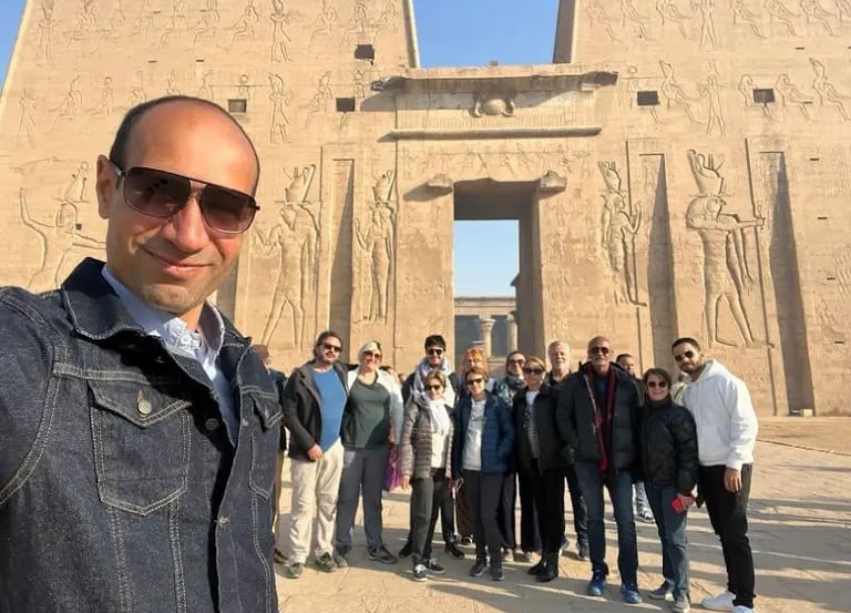 Turma de turistas do brasil frente do templo de Edfu guiados pelo EAGIPTOLOGO HADI SALAH .GUIA DE EGITO