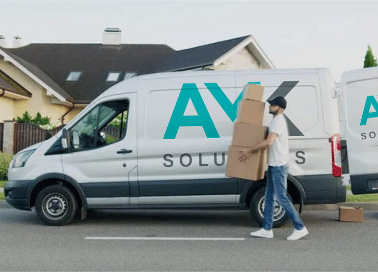 Il Team di AMK Solutions che si occup del trasporto del materiale per l'allestimento di un negozio