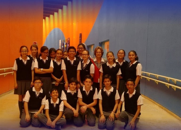 Estudiantes de secundaria del Colegio Anglo Mexicano KIPS en visita escolar.