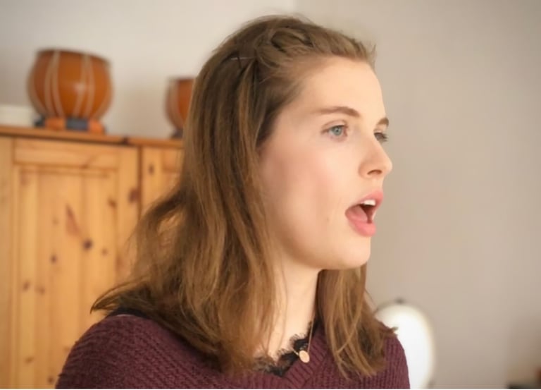 ein Mädchen singt in einem hellen Raum