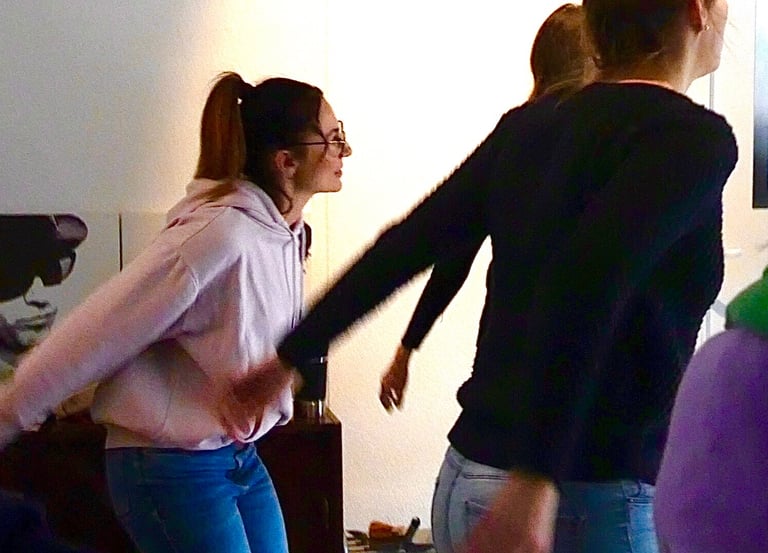 eine Gruppe von Schülern beim Einsingen mit schwingenden Armen