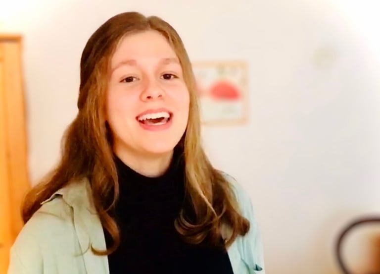 ein Mädchen singt freudig in einem hellen Raum