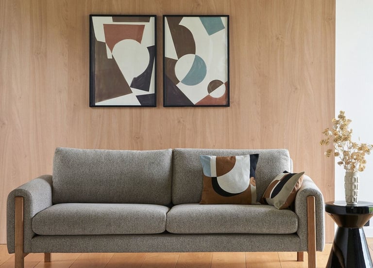 Canapé gris moderne avec tableaux abstraits et mur bois - nettoyage mobilier contemporain Paris