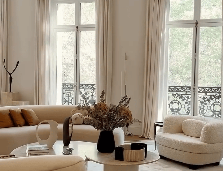 Salon parisien haussmannien canapés beige avec balcons fer forgé - nettoyage appartement luxe