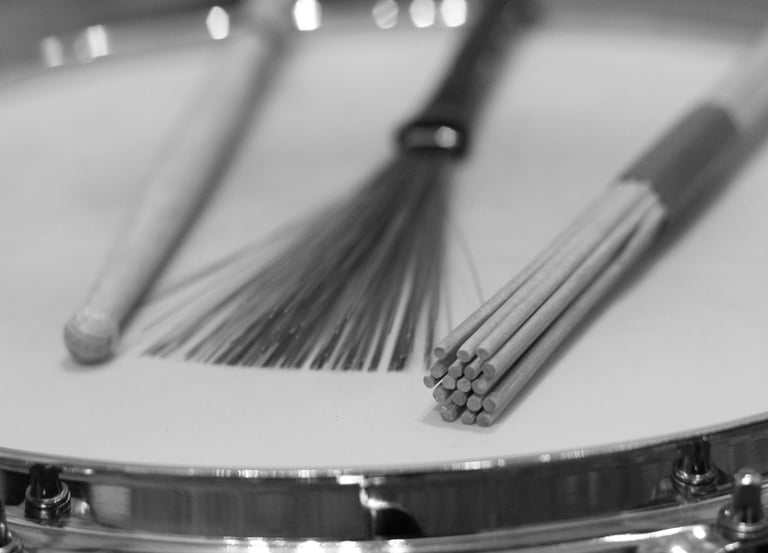 Schlagzeug-Equipment mit Sticks, Besen und Hot-Rods auf der Snare – vielseitiger Event-Schlagzeuger