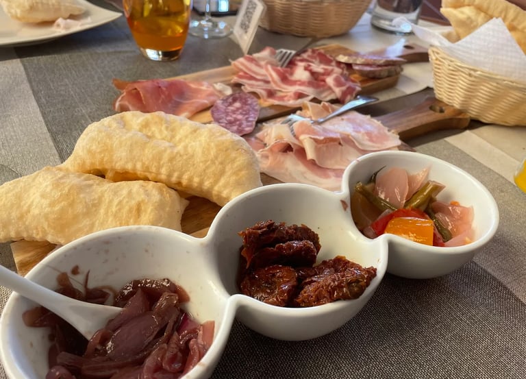 Tagliere di affettati locali con torta fritta artigianale