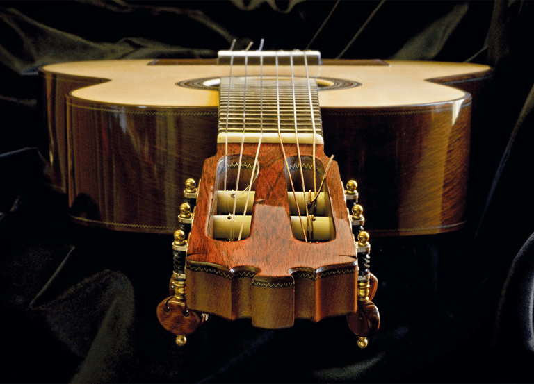 Espectacular fotografía de una guitarra de Antonio Manjón. Es un vista en perspectiva con la cabeza en primer plano.