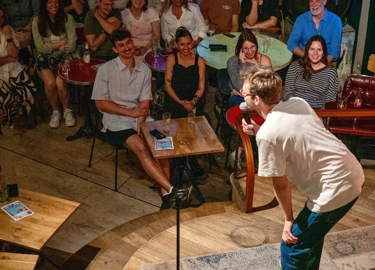 Entreprise en fou rire devant un humoriste