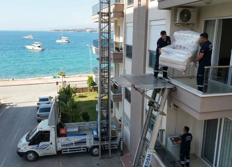 Konyaaltı'nda rezidans balkonuna asansörlü taşıma operasyonu
