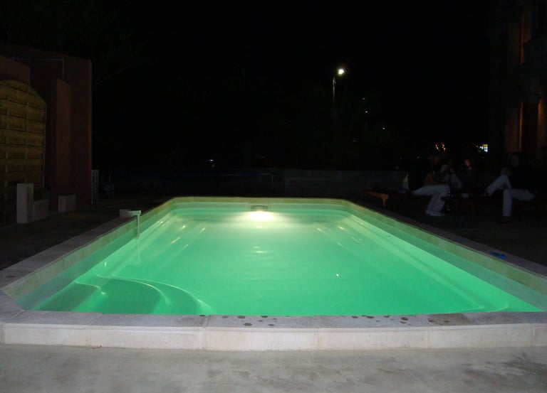 Piscine chauffée et éclairée pour un lieu encore plus féérique