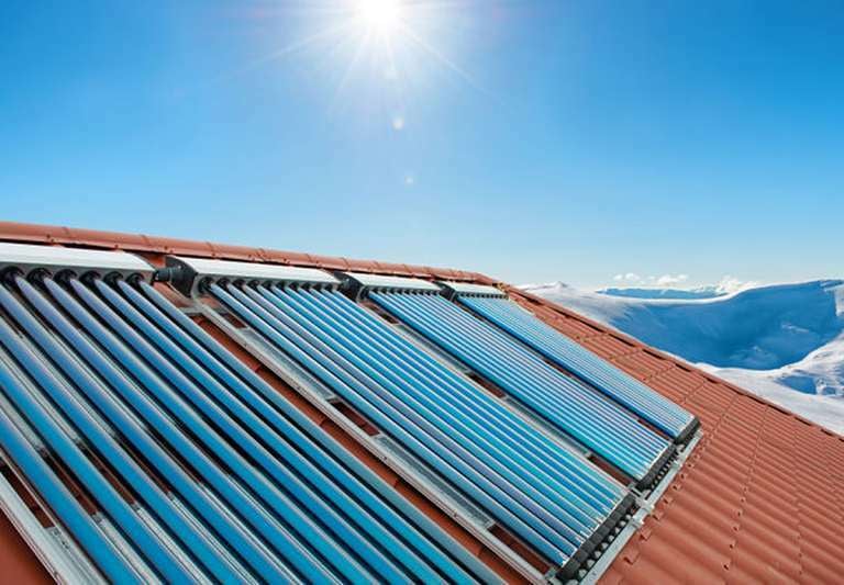 <img src="kolektory.jpg" alt="Instalace solárních kolektorů v Jihočeském kraji">